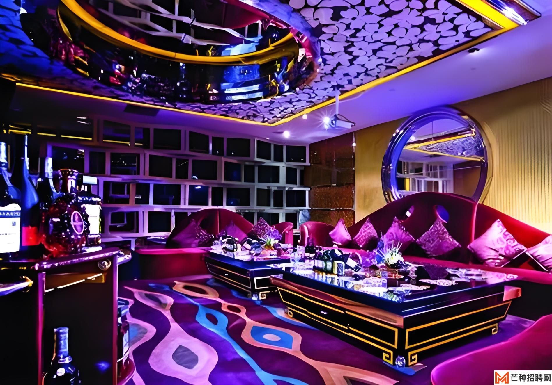 体验福州KTV最新科技：智能点歌与灯光效果